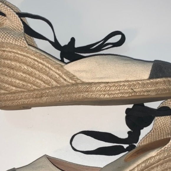 Mint & Rose espadrilles will add sexy to your summer.Cream Canvas wedges. Size 8 - Picture 3 of 6